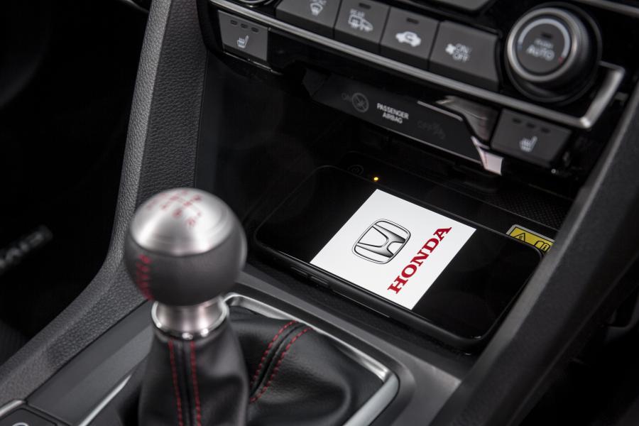 Детали интерьера Honda Civic Hatchback Sport Line (FK) 2019 года  (UK) (фото 25 из 38)